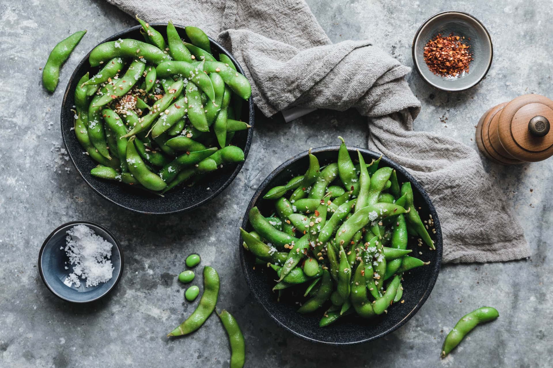 Zwei Schalen Edamame mit Meersalz und Chili