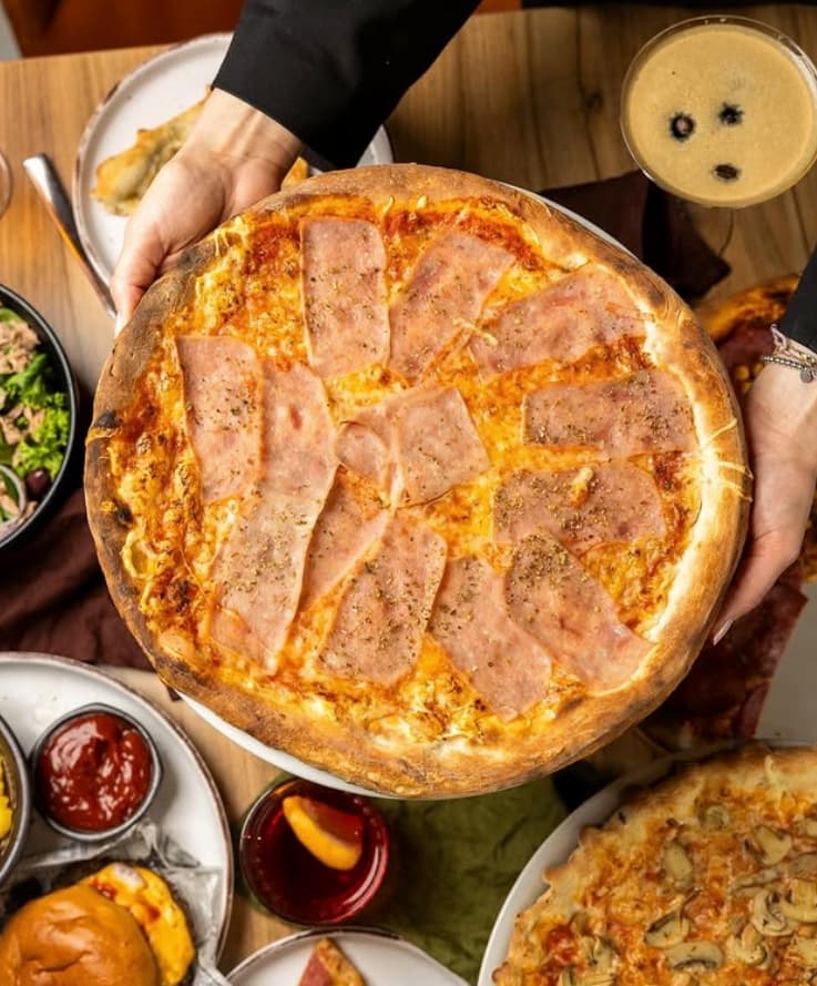 Frisch gebackene Pizza aus der STERN*16 Pizza & Burger Bar