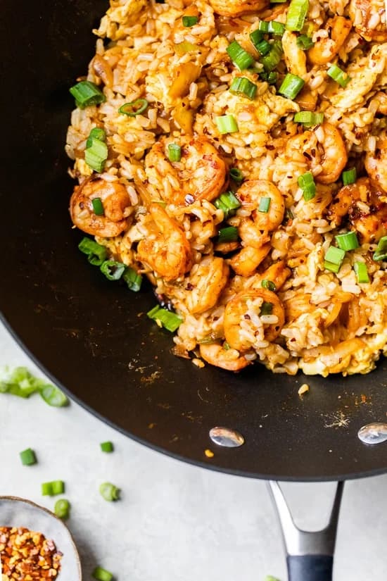 Gebratene Garnelen mit Frühlingszwiebeln aus dem Wok