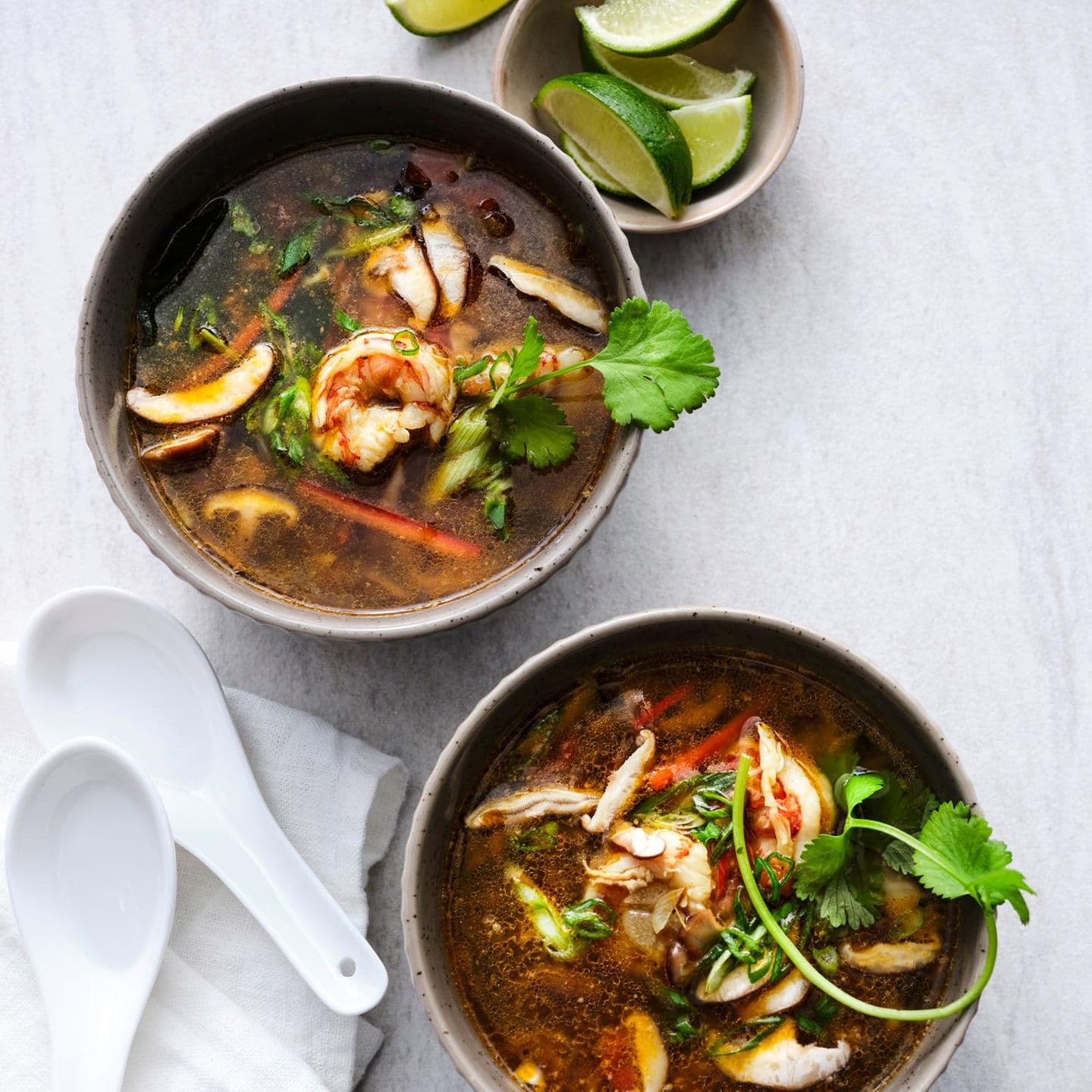 Tom Yam Suppe mit Garnelen und Kräutern aus der STERN*16 Asia Street Food Küche