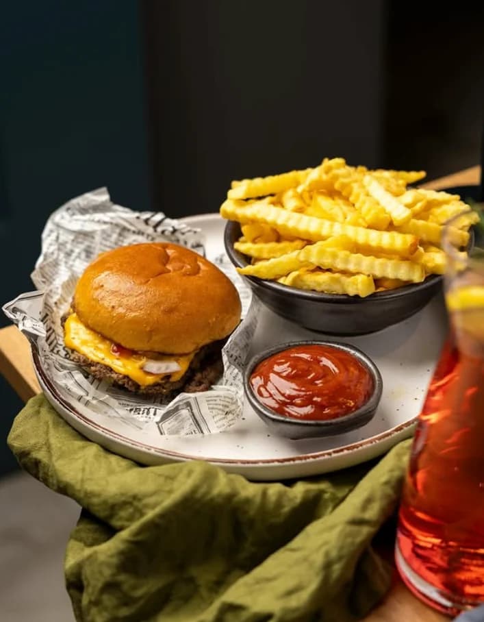 Smash Burger mit Pommes