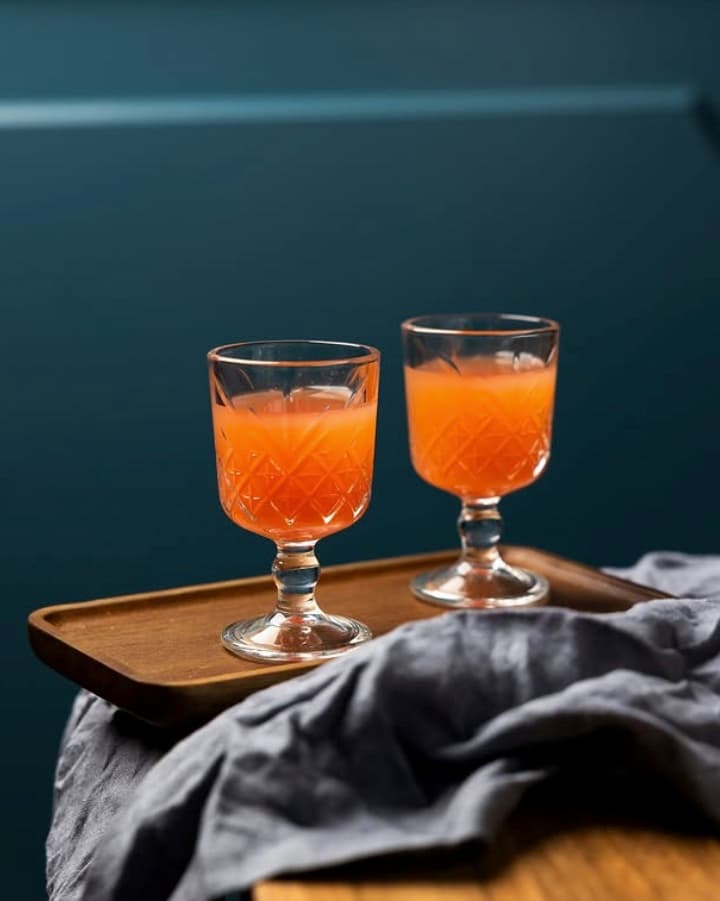 Zwei Aperol Spritz auf einem Holztablett